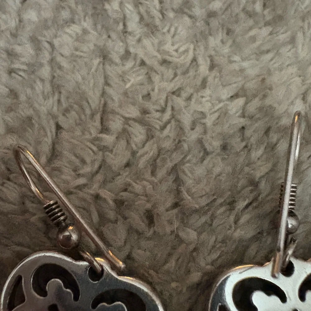 Silver tone heart filagree earrings